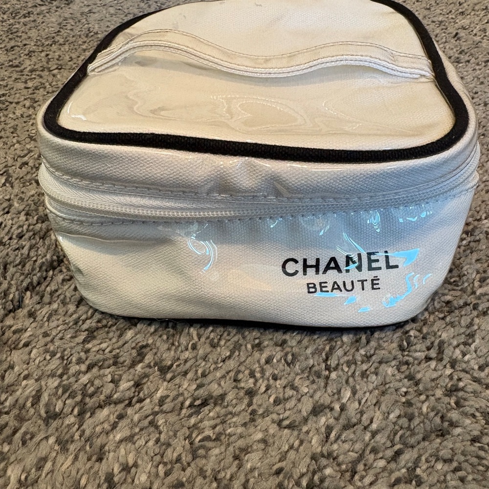 CHANEL Beauté White and Black Travel Pouch